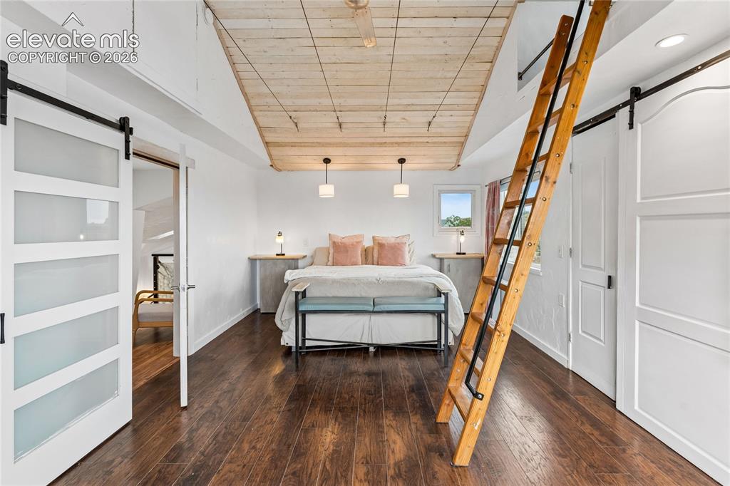 Image 16 of 47: Bedroom