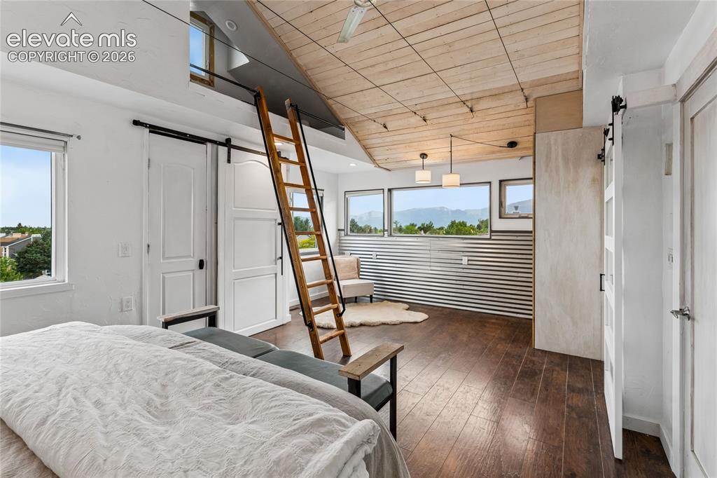 Image 18 of 47: Bedroom