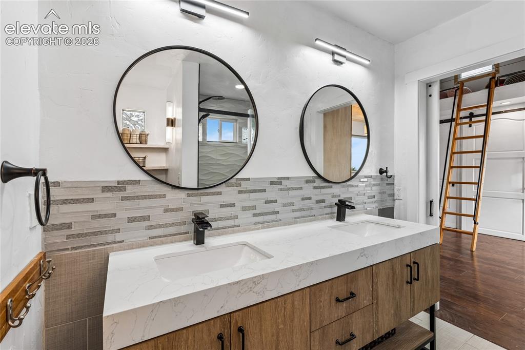 Image 19 of 47: Bathroom