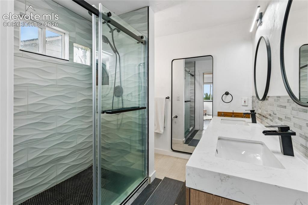 Image 20 of 47: Bathroom