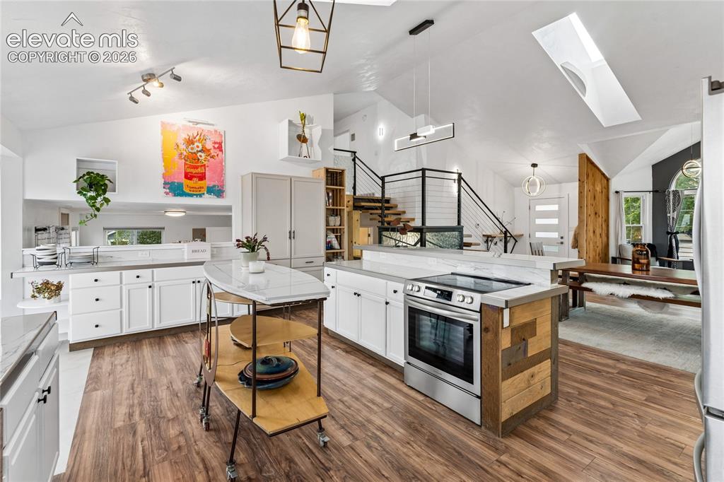 Image 7 of 47: Kitchen