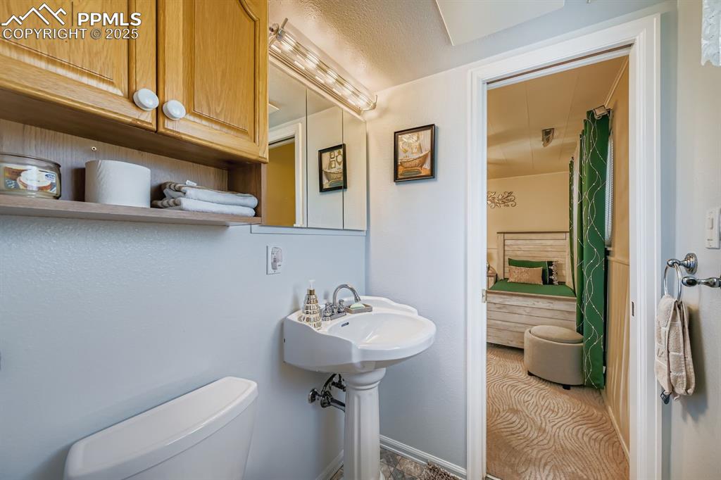 Image 18 of 28: Bathroom