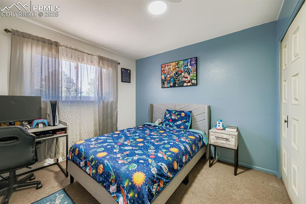 Image 19 of 28: Bedroom