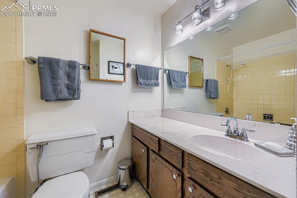 Image 23 of 28: Bathroom