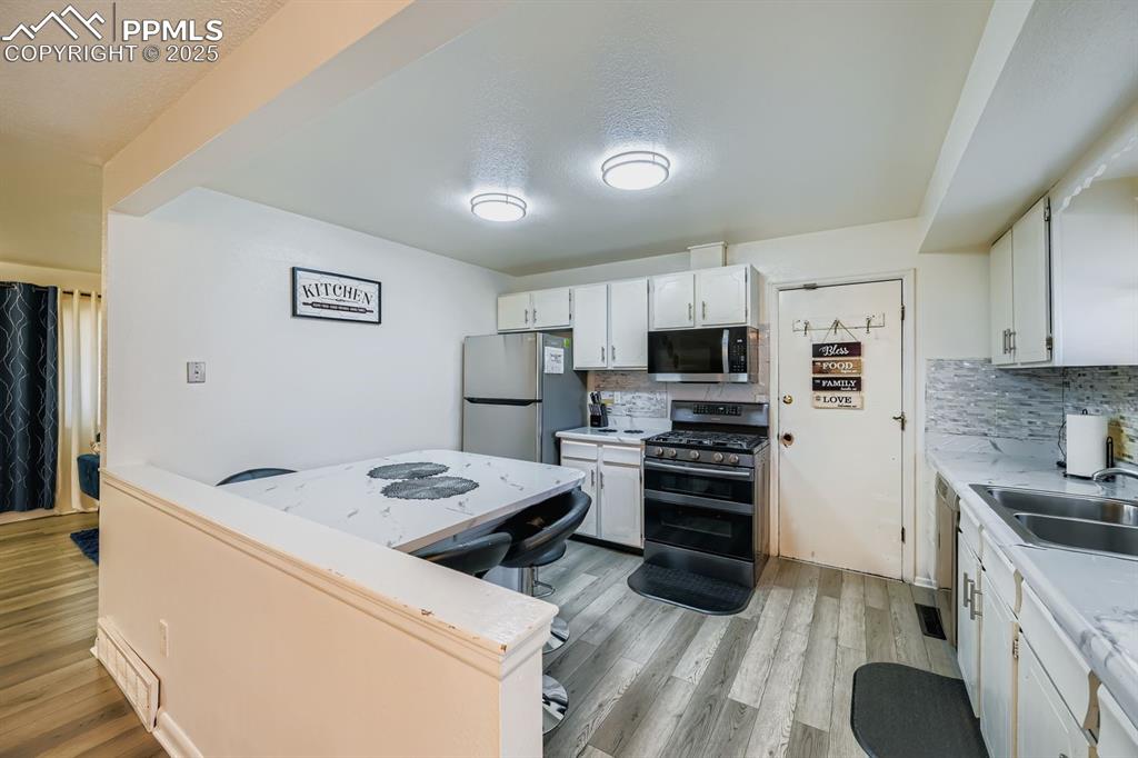 Image 7 of 28: Kitchen