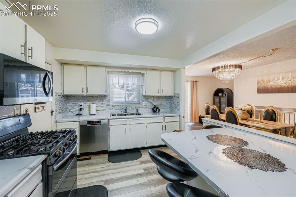 Image 9 of 28: Kitchen