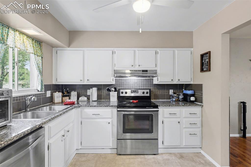 Image 6 of 26: Kitchen