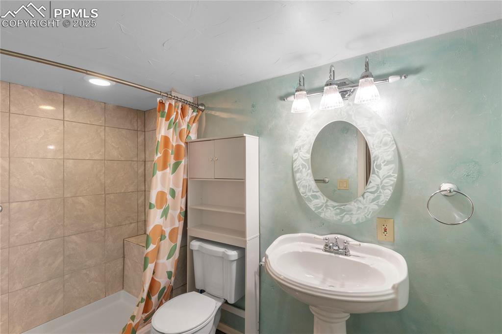 Image 18 of 39: Bathroom