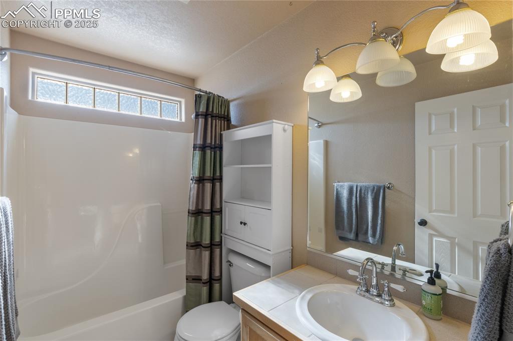 Image 23 of 39: Bathroom