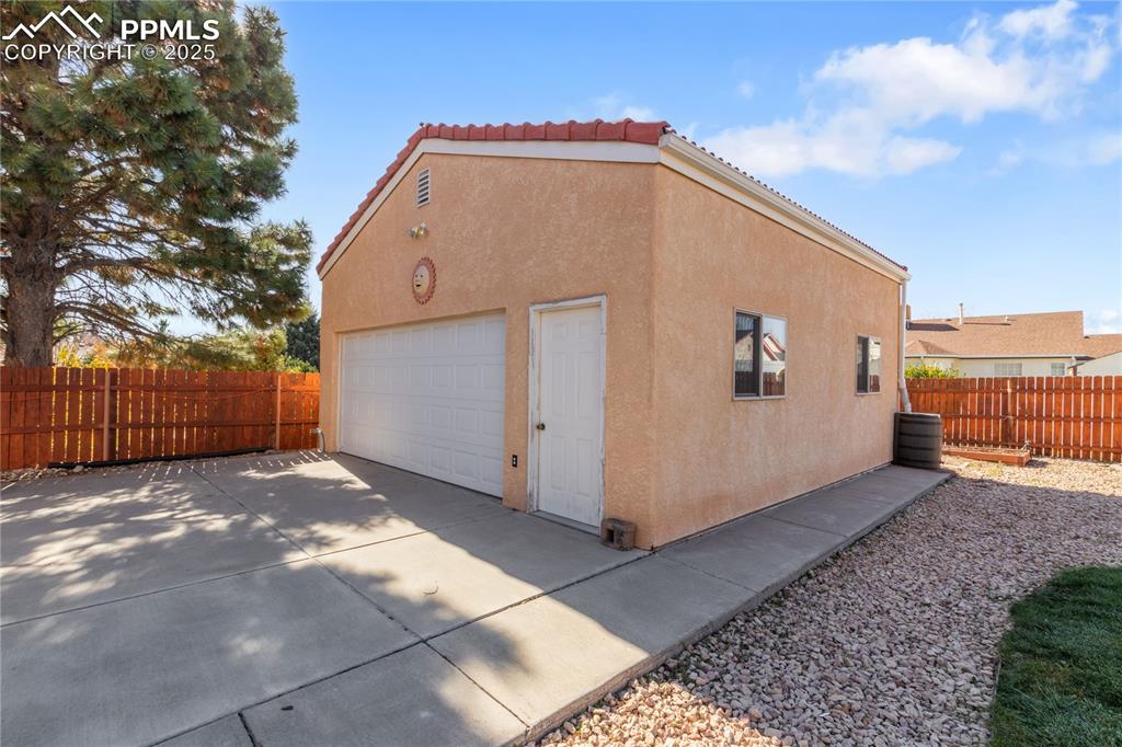 Image 32 of 39: Garage