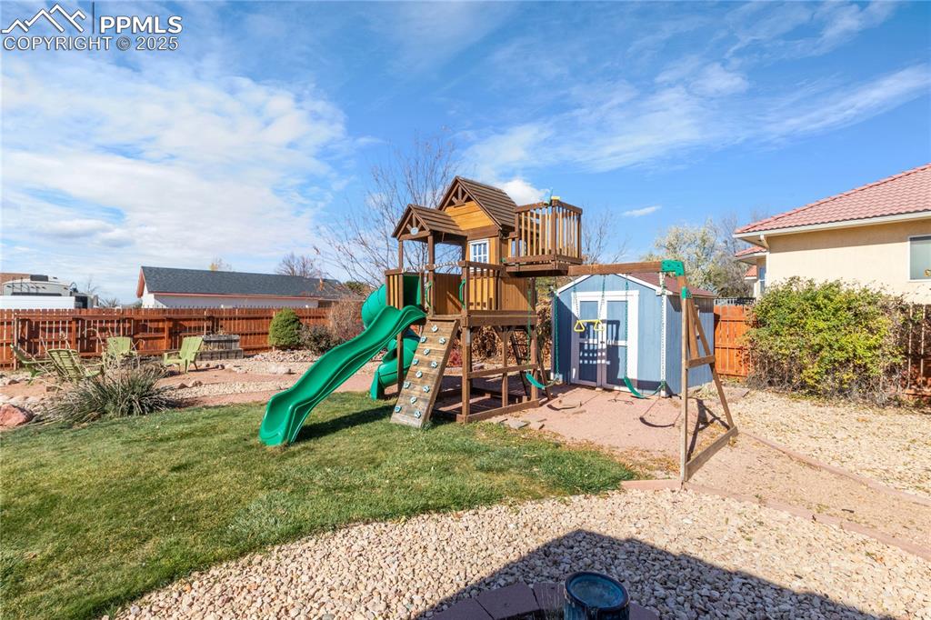 Image 33 of 39: Yard