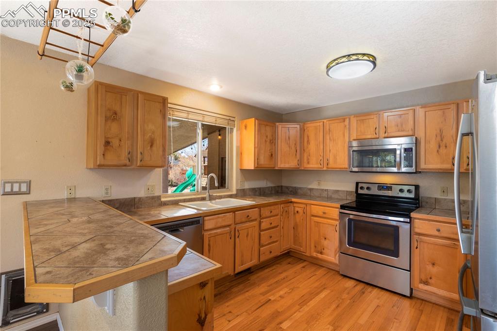 Image 6 of 39: Kitchen