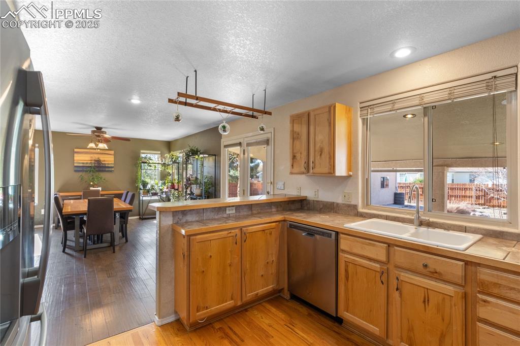 Image 7 of 39: Kitchen