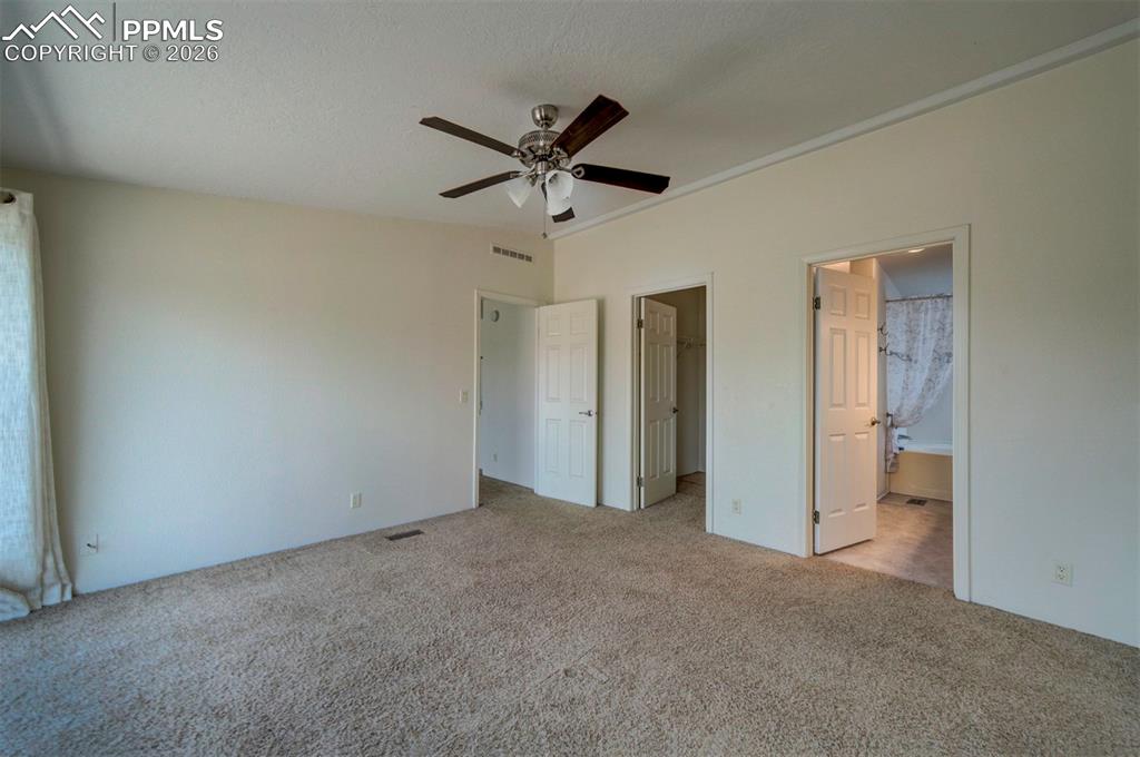 Image 22 of 45: Bedroom