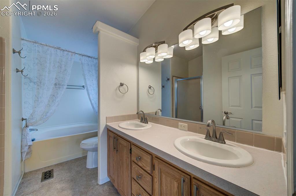 Image 26 of 45: Bathroom