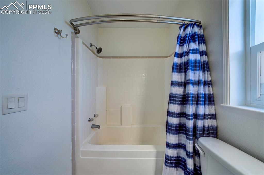 Image 31 of 45: Bathroom