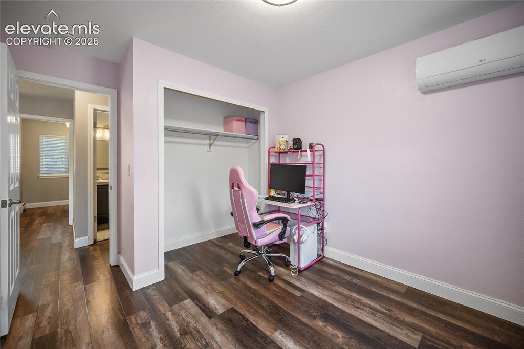 Image 11 of 50: Office
