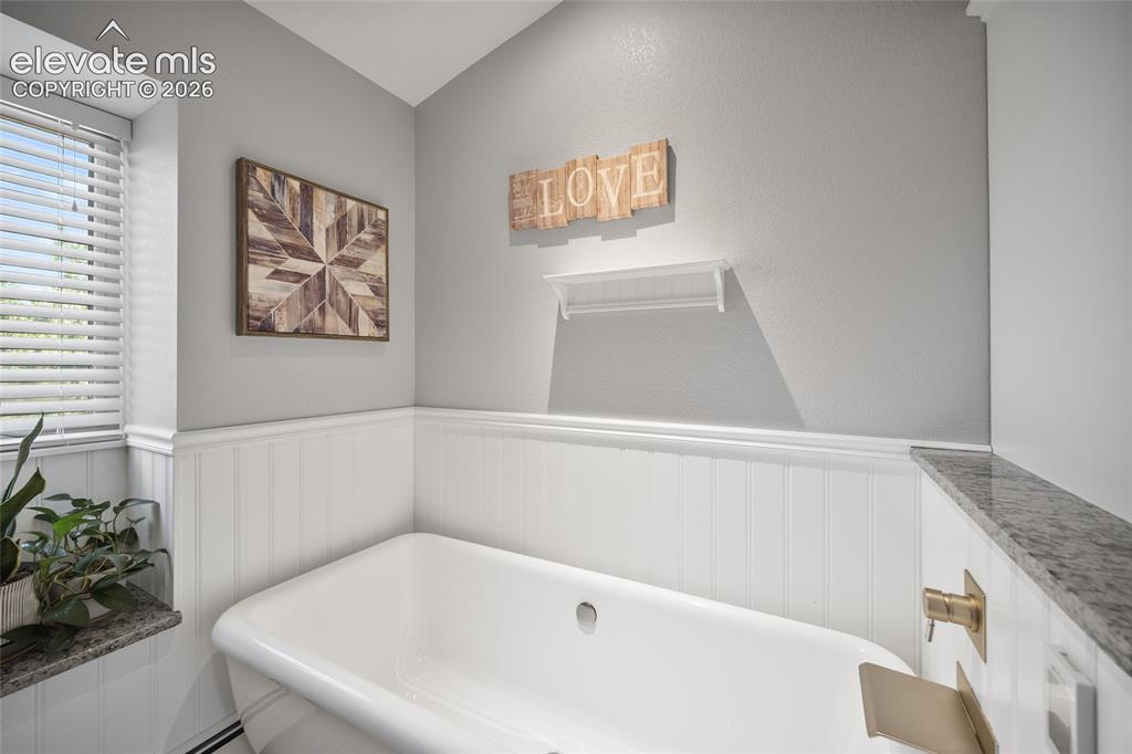 Image 18 of 50: Bathroom