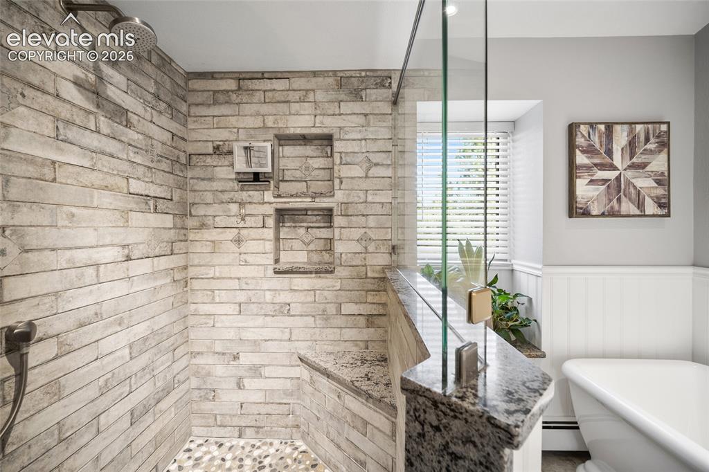 Image 19 of 50: Bathroom