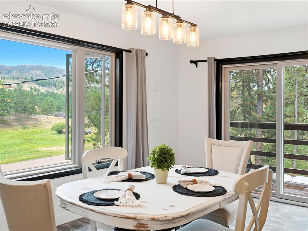 Image 14 of 50: Dining Area