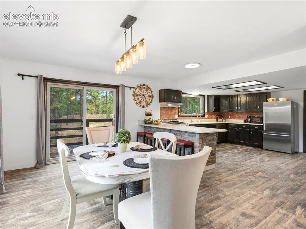 Image 15 of 50: Dining Area