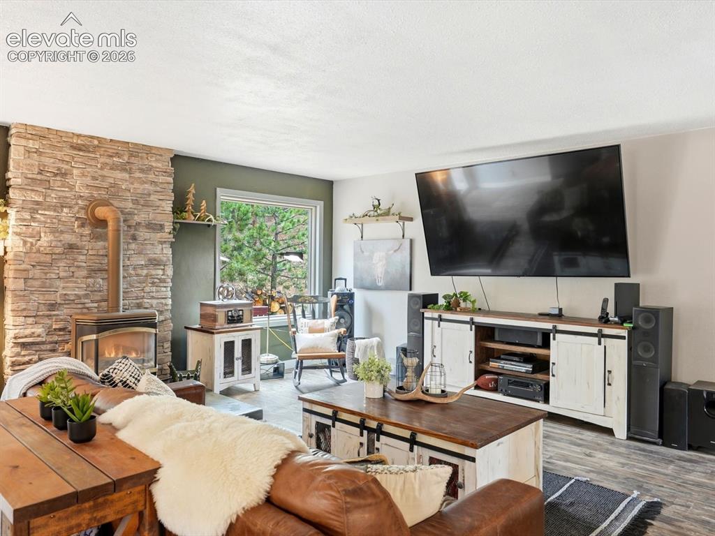 Image 8 of 50: Living Room