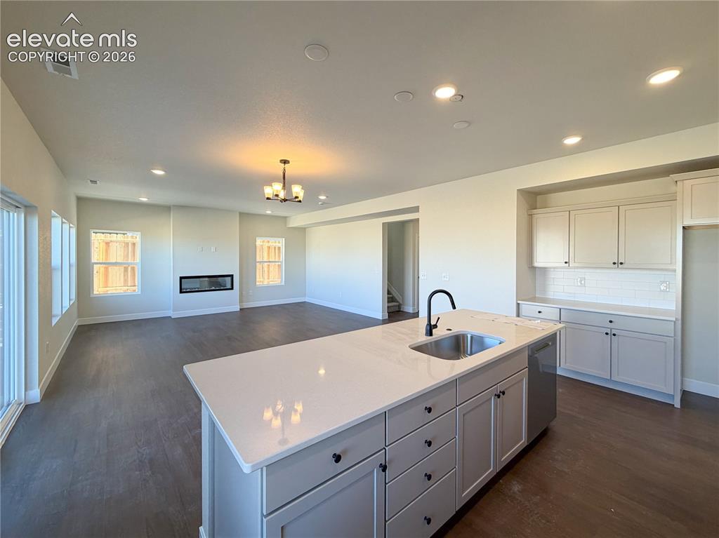 Image 7 of 33: Kitchen