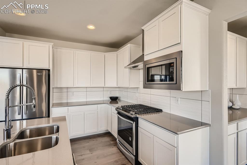 Image 7 of 47: Kitchen