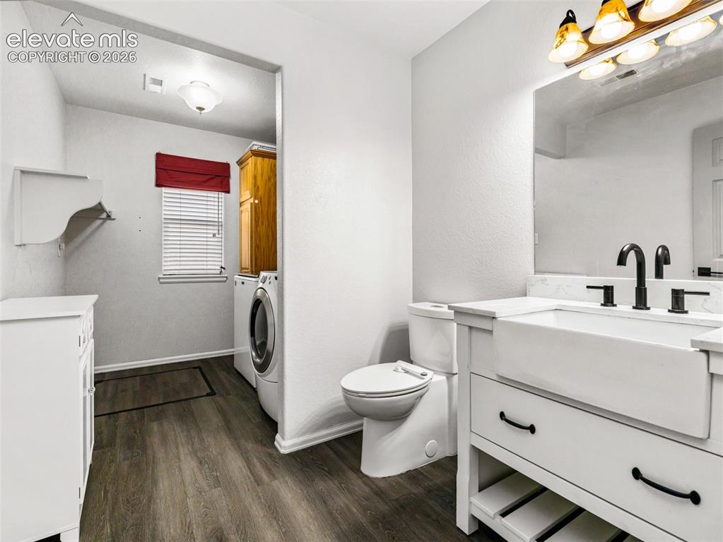 Image 10 of 21: Bathroom