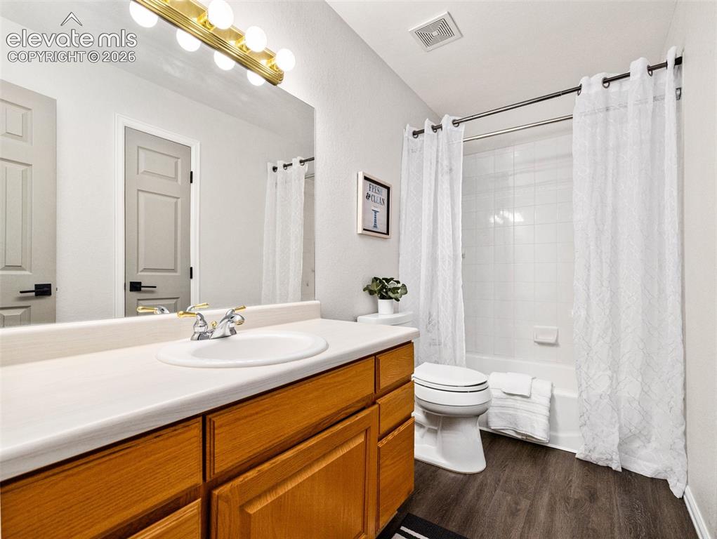 Image 19 of 21: Bathroom