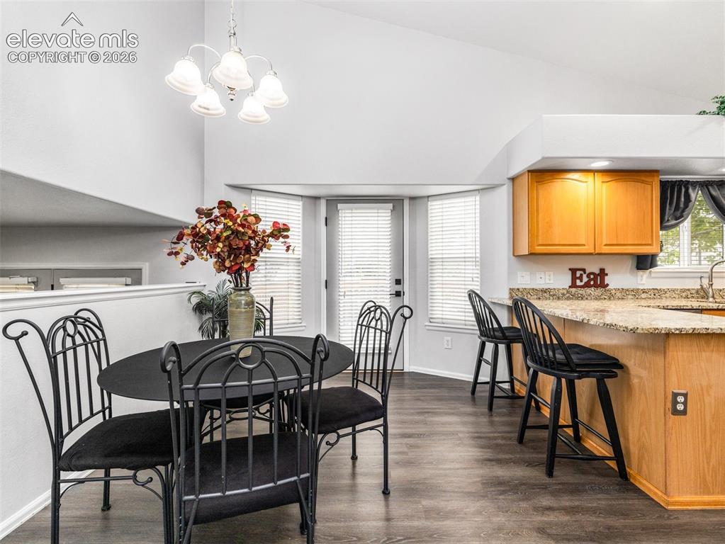 Image 6 of 21: Dining Area