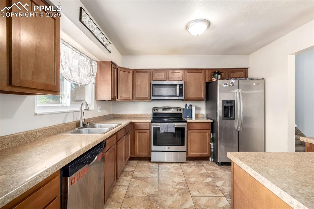 Image 12 of 41: Kitchen