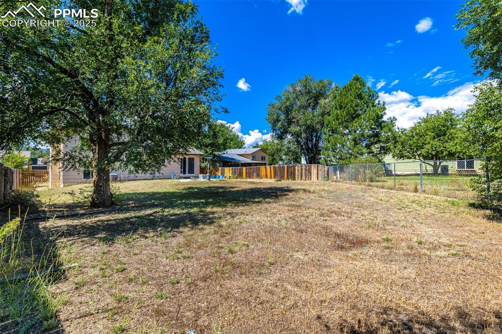 Image 33 of 41: Yard