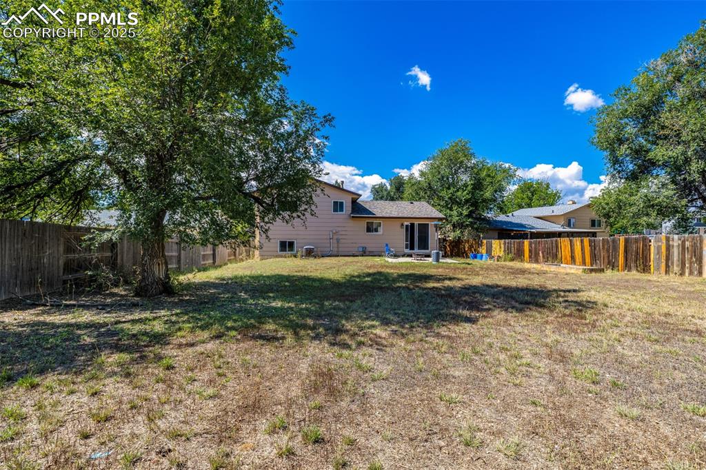 Image 34 of 41: Yard