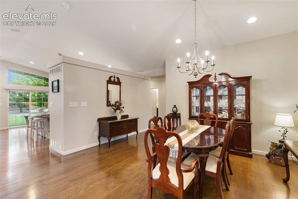 Image 11 of 50: Dining Area