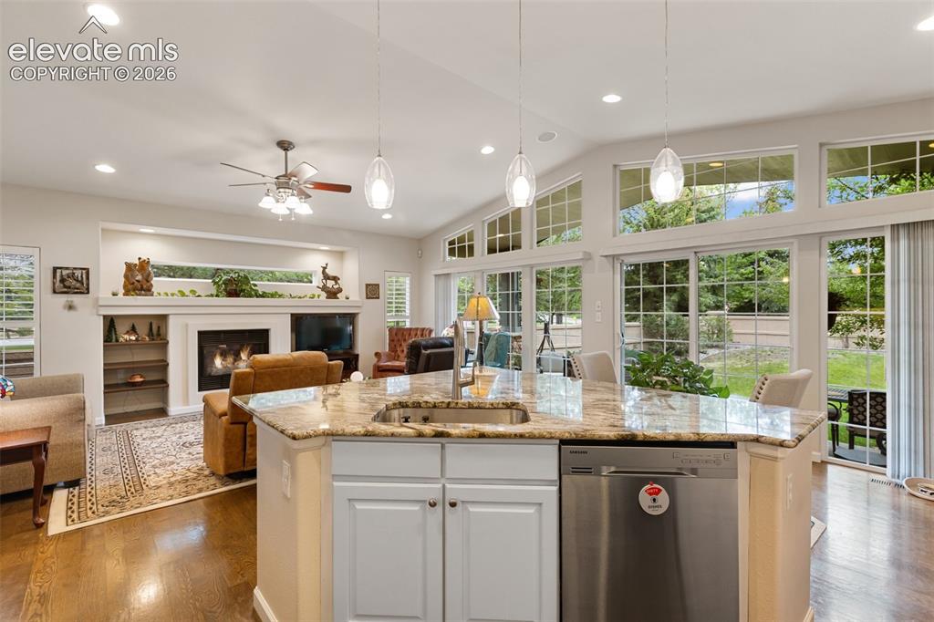 Image 17 of 50: Kitchen