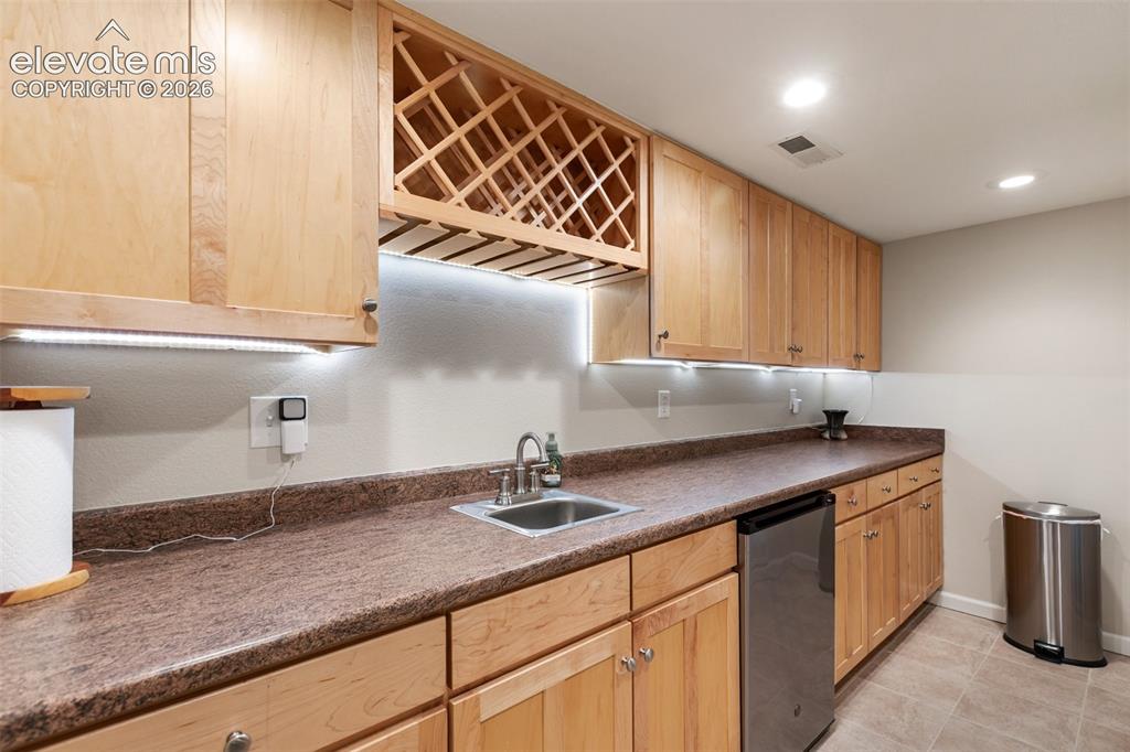 Image 35 of 50: Wet bar for wonderfull entertaining
