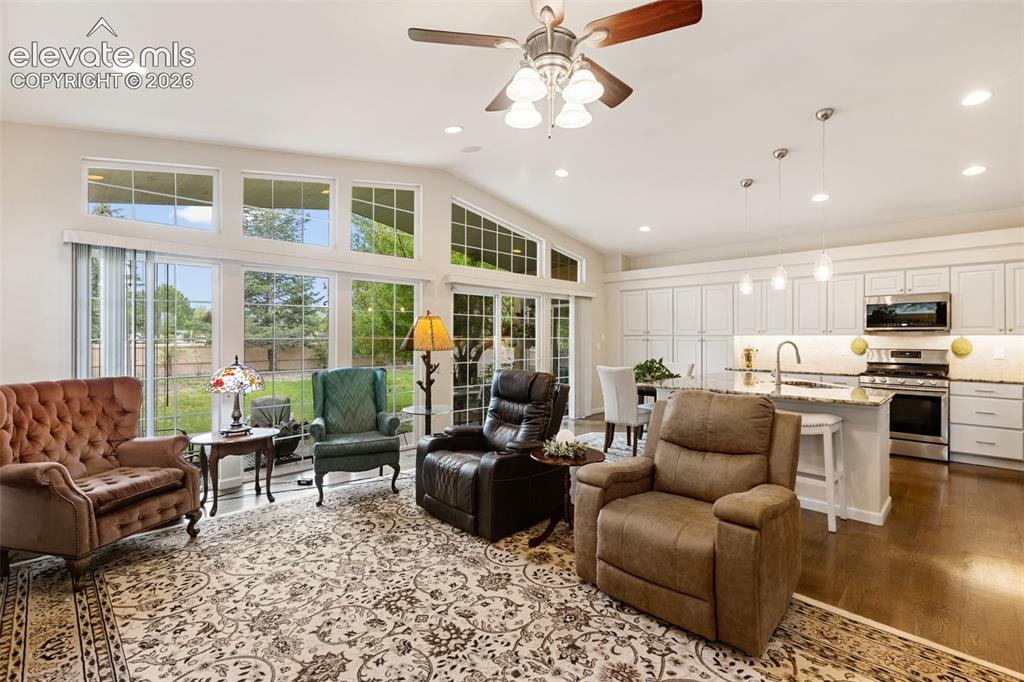 Image 8 of 50: Living Room