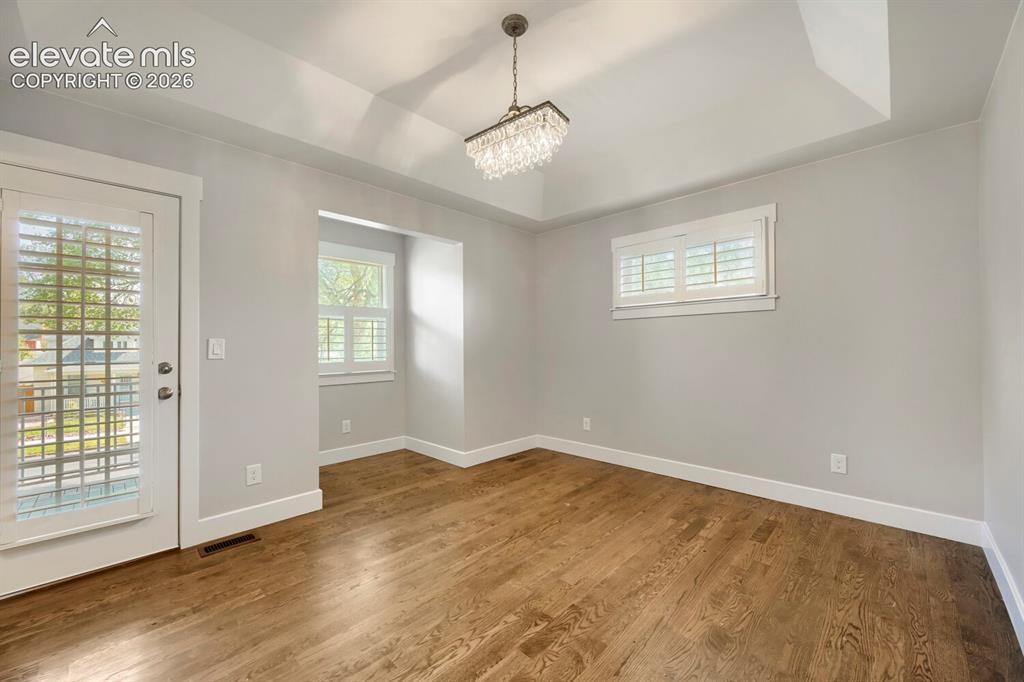 Image 16 of 32: Dining Room