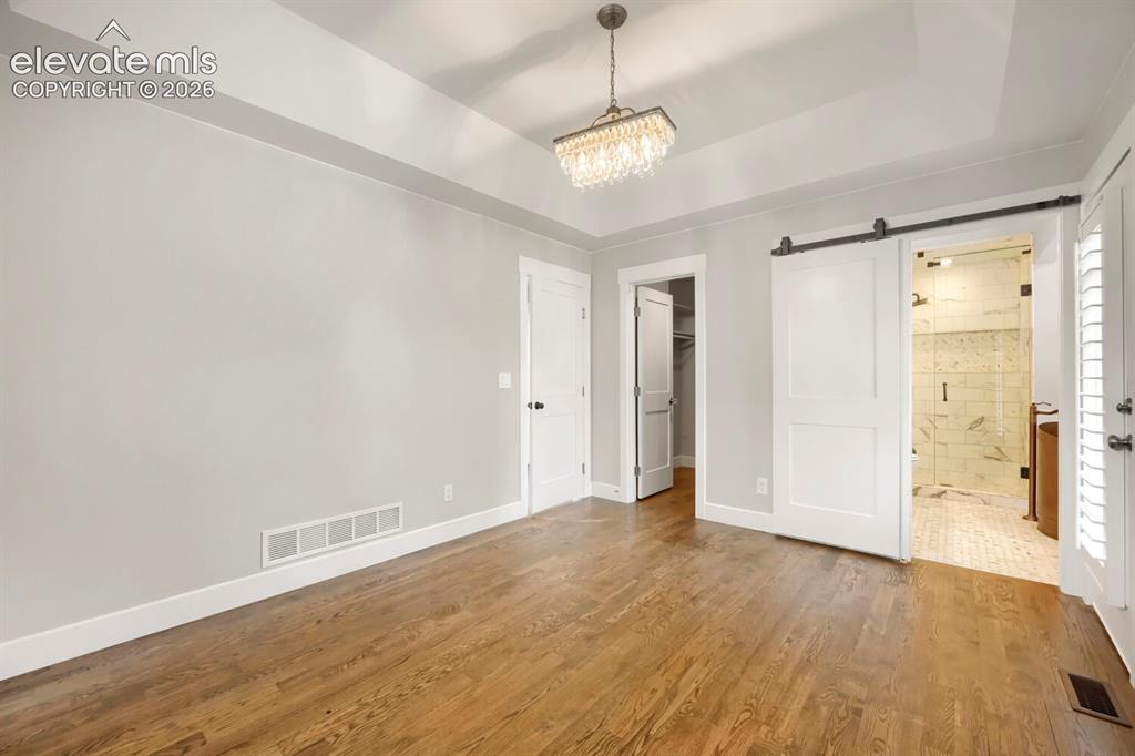 Image 17 of 32: Dining Room