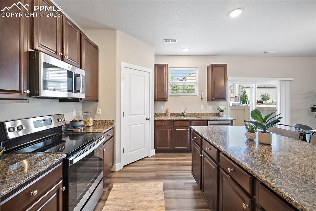 Image 13 of 41: Kitchen
