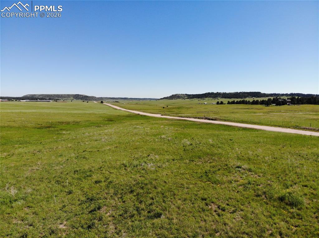 Image 28 of 33: Yard