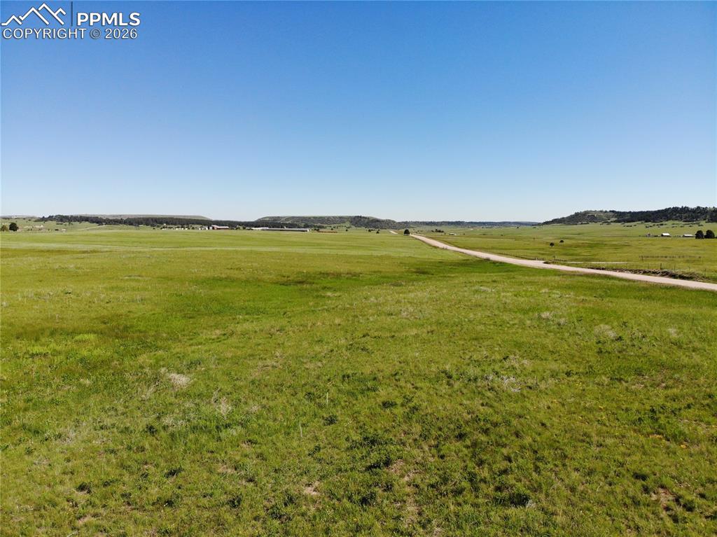 Image 30 of 33: Yard