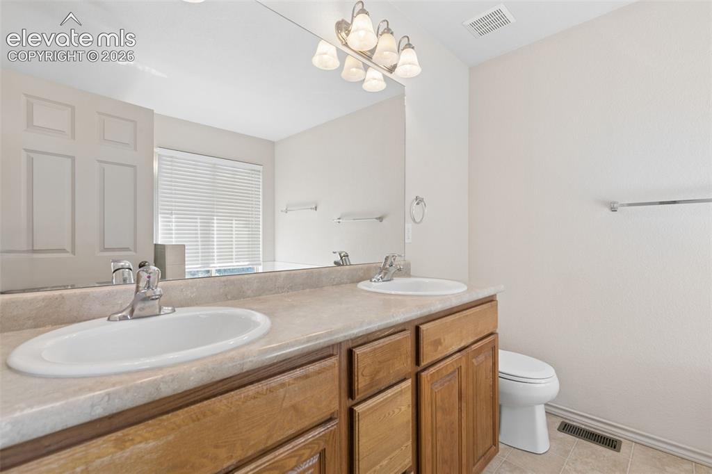 Image 18 of 34: 5-piece ensuite primary bath