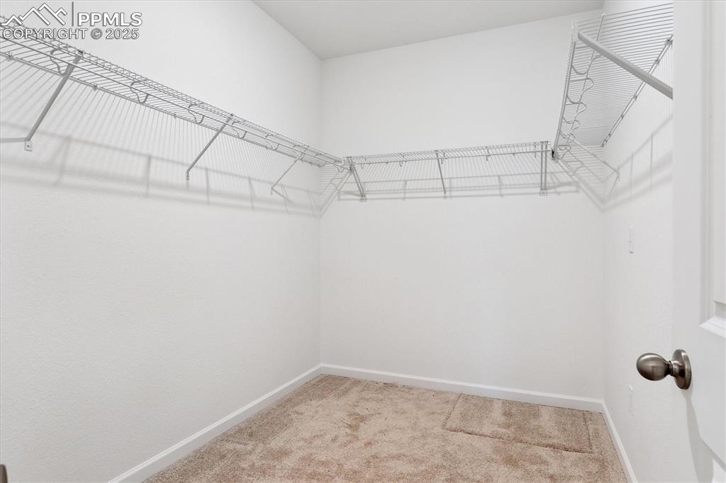 Image 19 of 21: Closet