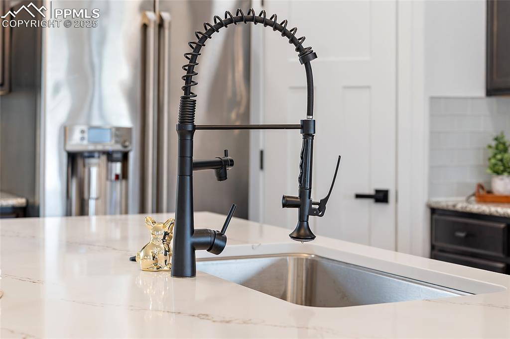 Image 14 of 50: Kitchen