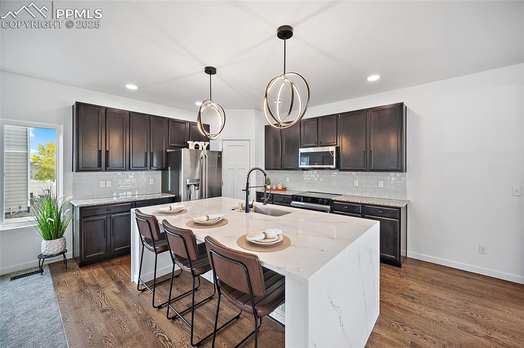 Image 15 of 50: Kitchen