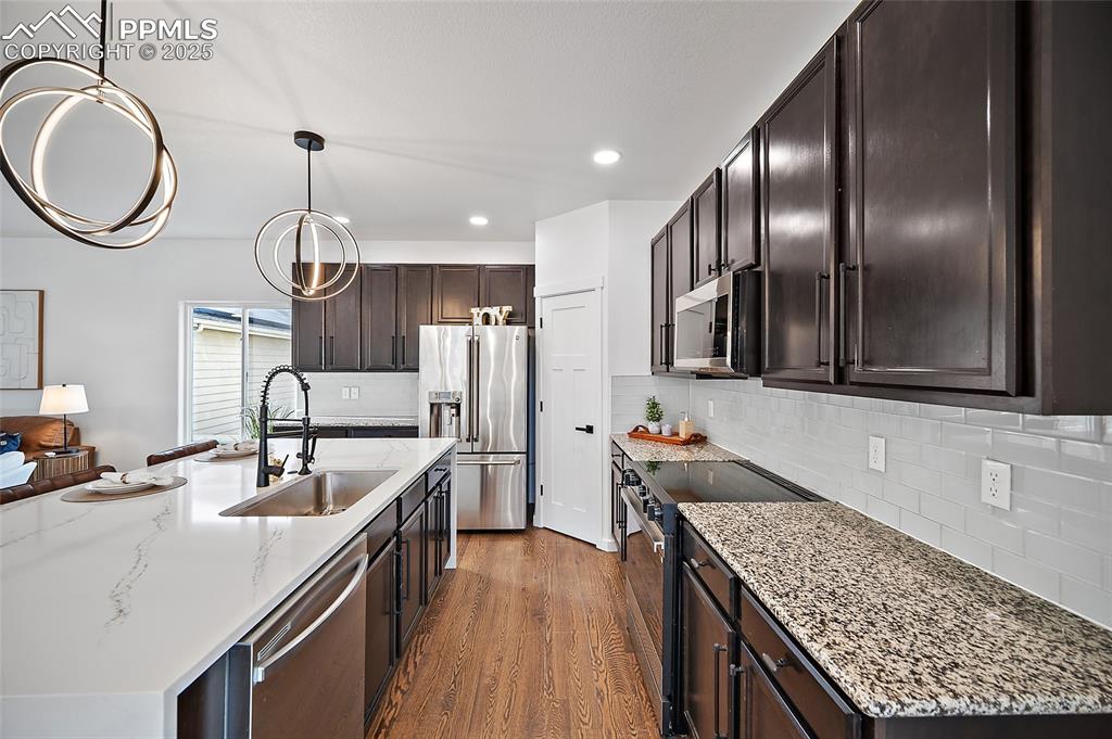 Image 16 of 50: Kitchen