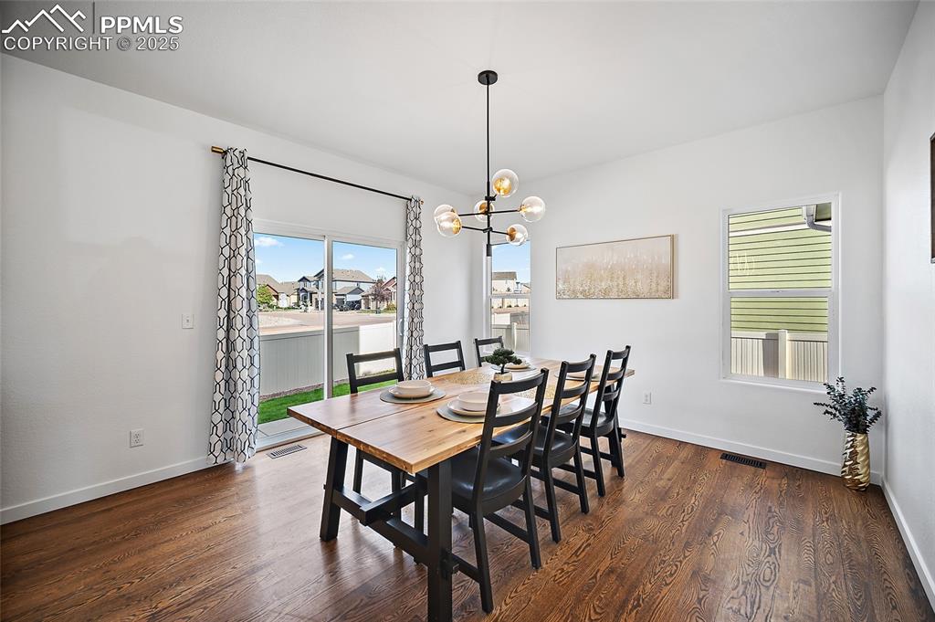 Image 19 of 50: Dining Area