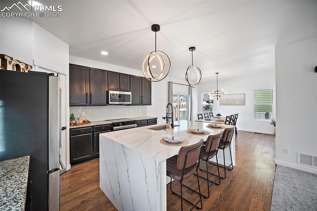 Image 20 of 50: Kitchen